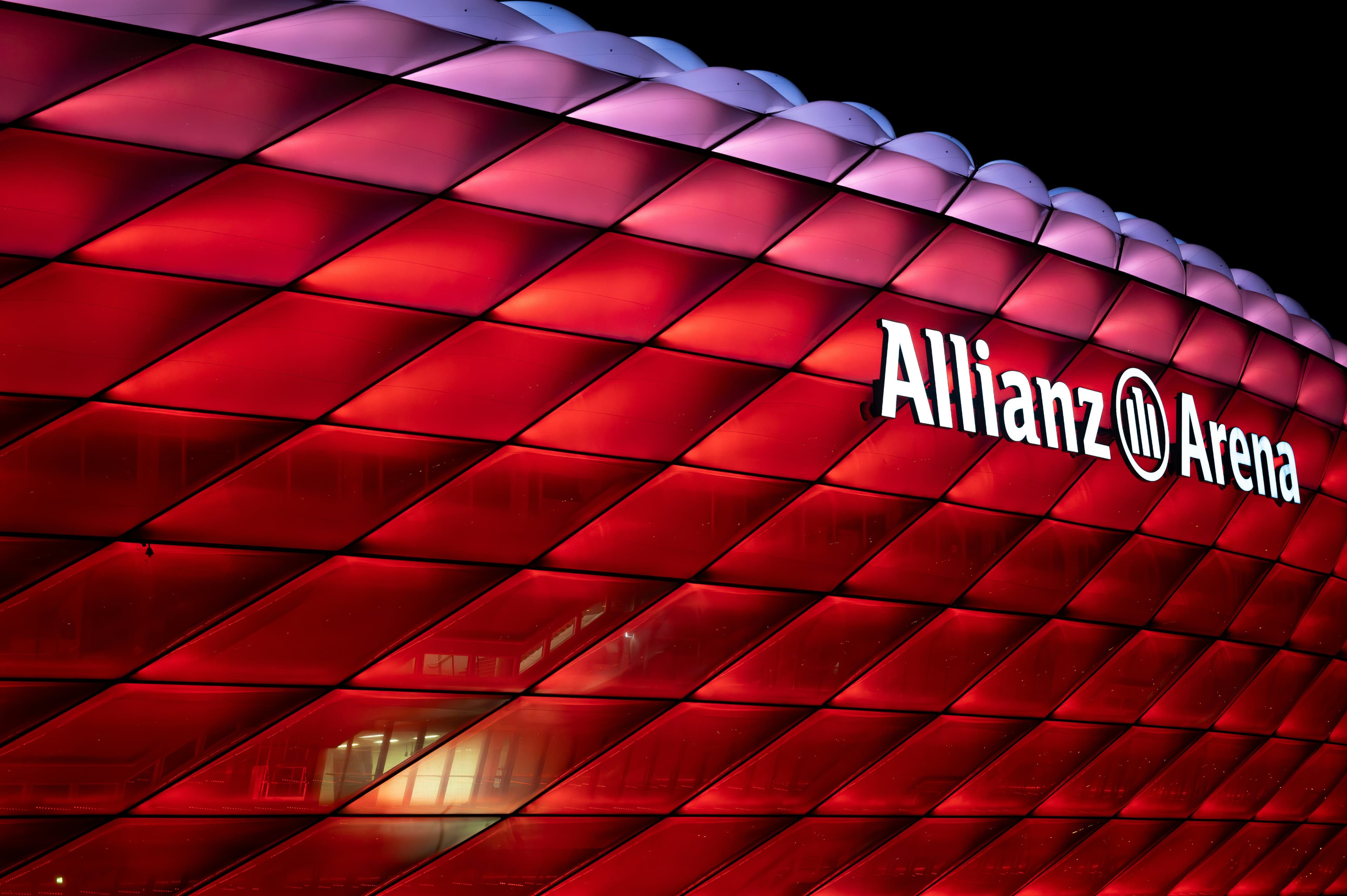 Das markante rote Außendach der Allianz Arena mit dem Schriftzug FC Bayern München.