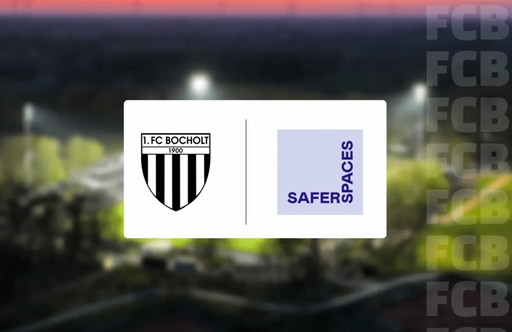 Blaues Informationsschild im Präemium Park Am Hünting mit QR-Code für Meldungen beim 1. FC Bocholt.