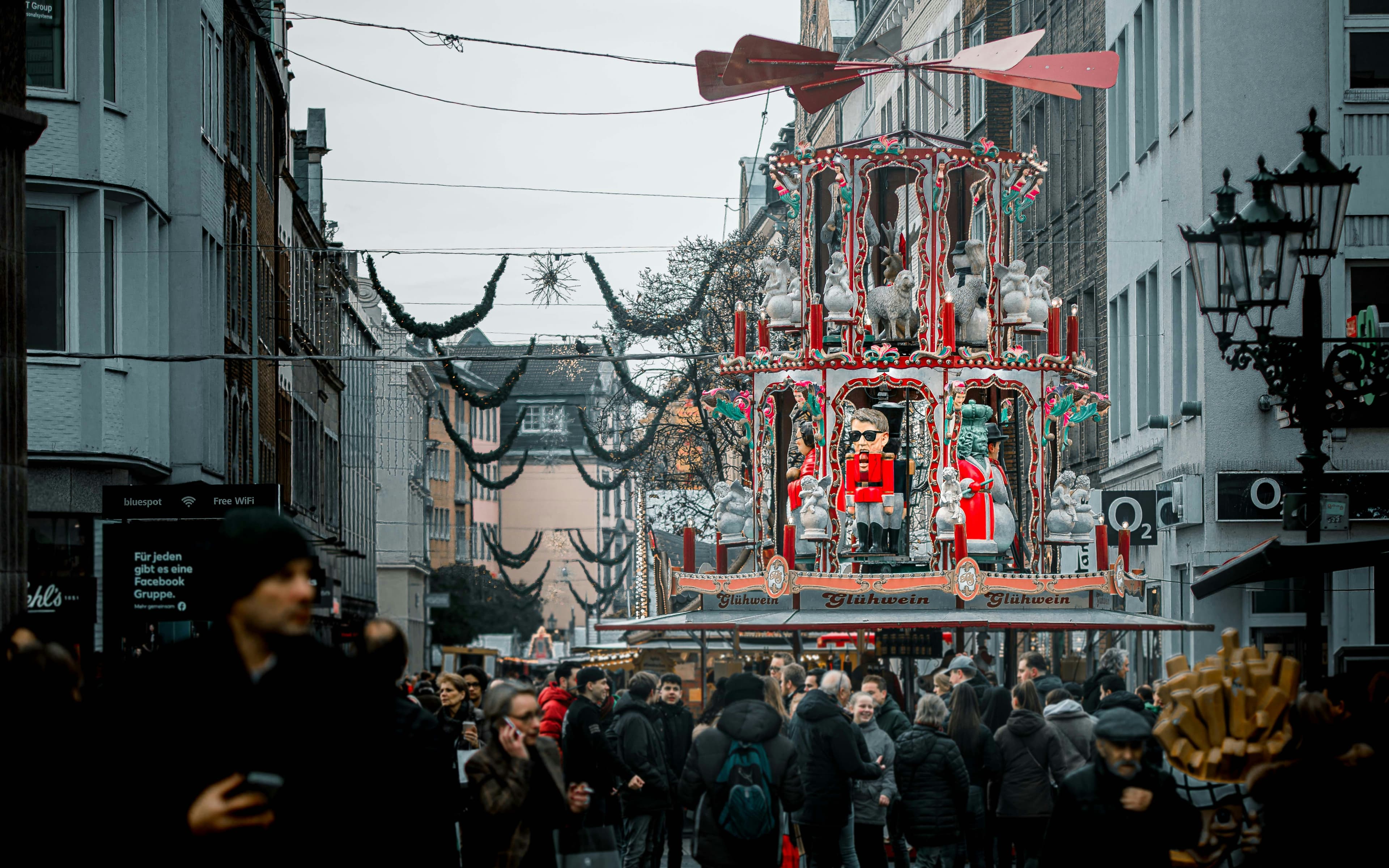 Festlich geschmückte Düsseldorfer Innenstadt mit asiatischer Karussell-Pagode beim Japantag.