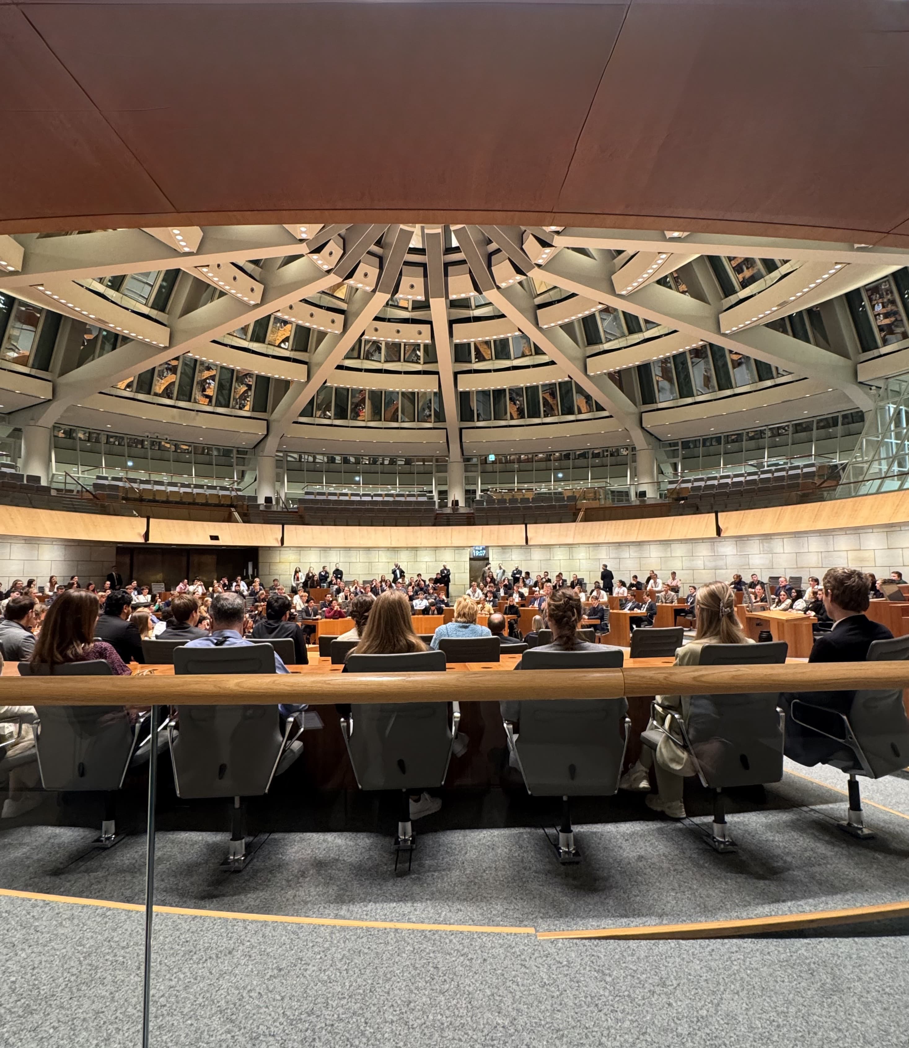 Plenarsaal des Landtags Düsseldorf mit Delegierten beim Jugendlandtag.