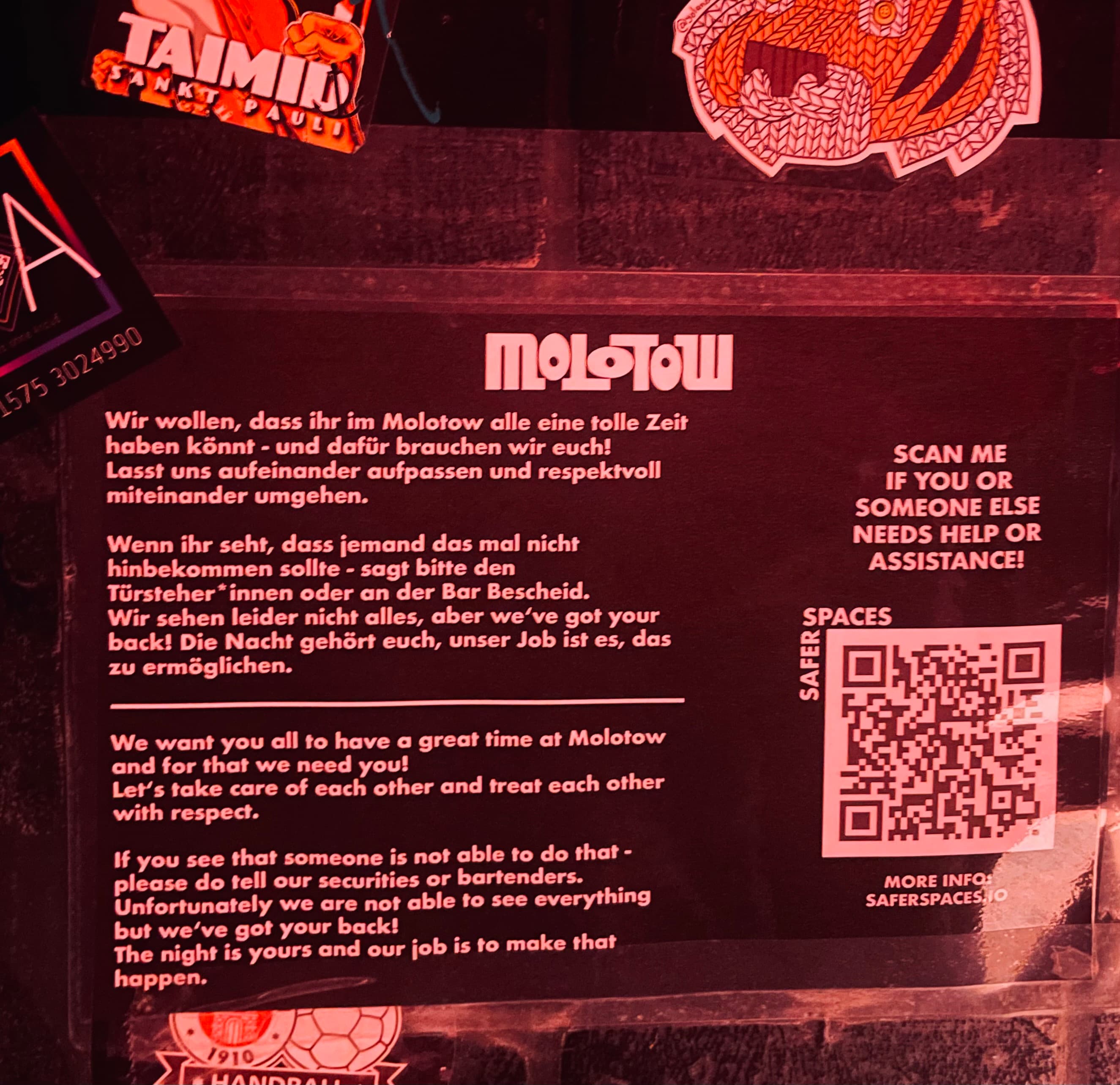 Awareness-Aushang im Hamburger Molotow Club mit QR-Code von saferspaces.