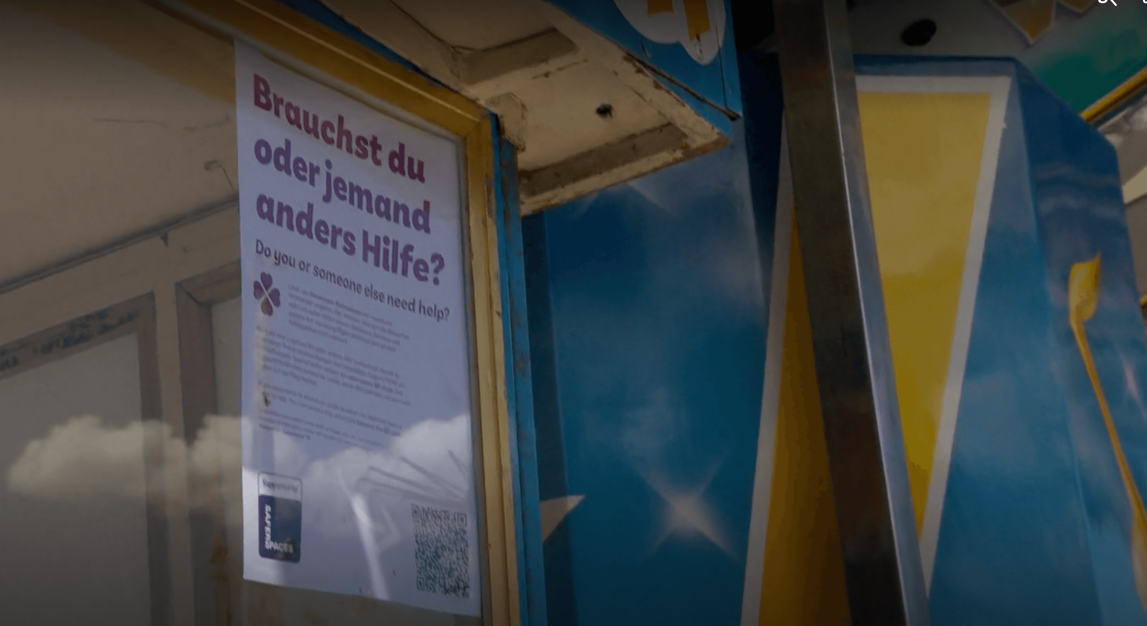 QR-Code-Plakat „Brauchst du oder jemand anders Hilfe?“ auf dem Schützenfest Hannover.