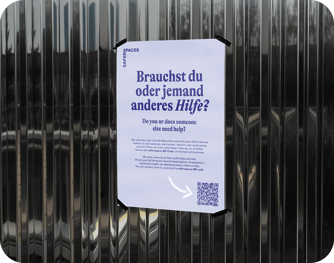 Plakat mit der Aufschrift „Brauchst du oder jemand anderes Hilfe?“ und QR-Code.