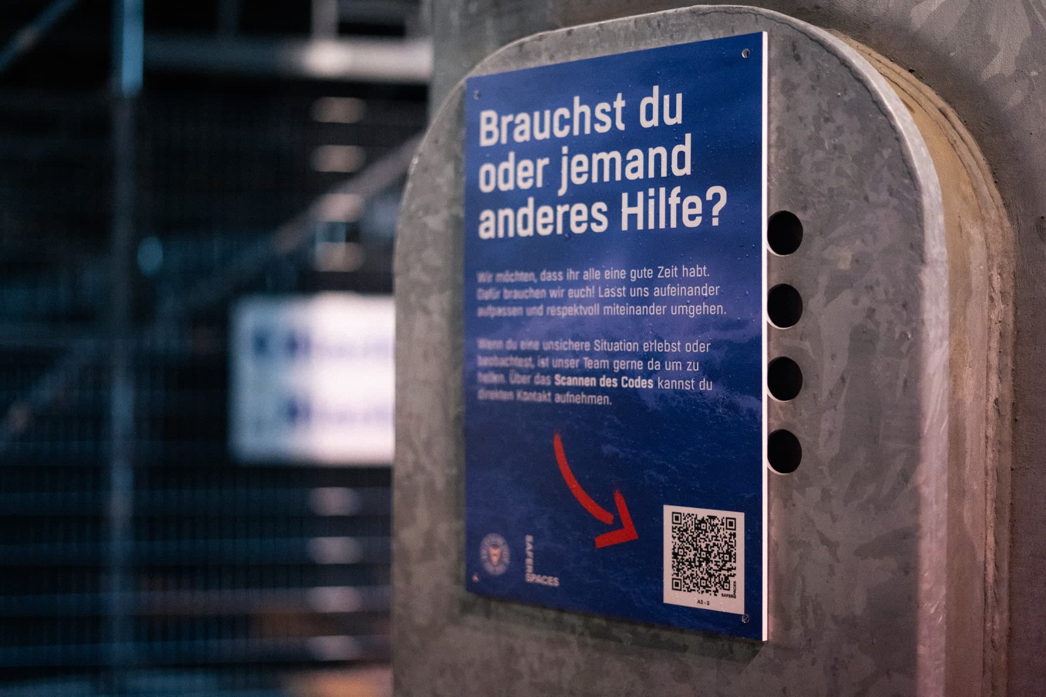 Blick in die Katakomben eines Stadions mit einem Awareness-Plakat von Holstein Kiel.