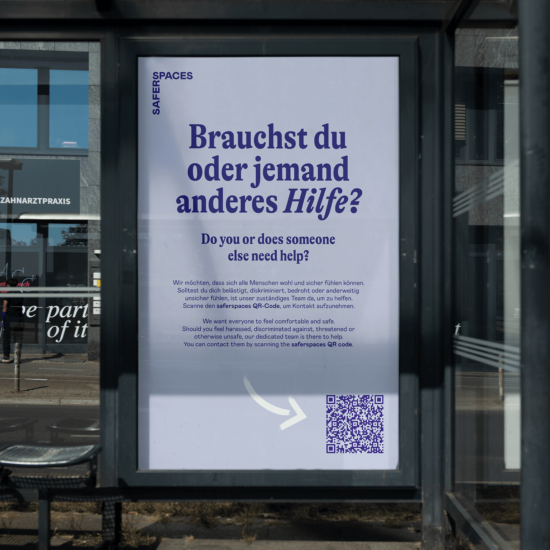 Plakat auf einem Stadtfest mit QR-Code für anonyme Meldungen