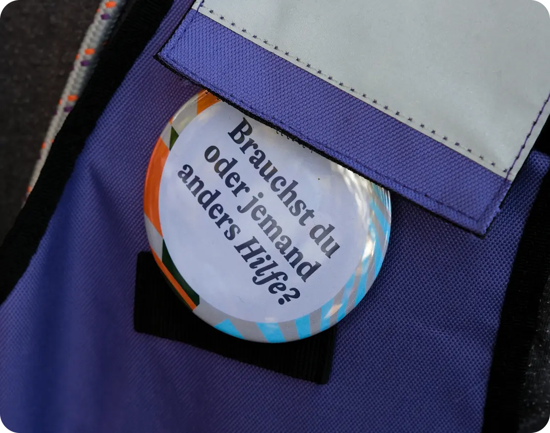 Zwei Personen in einem ruhigen Gespräch auf einer Veranstaltung