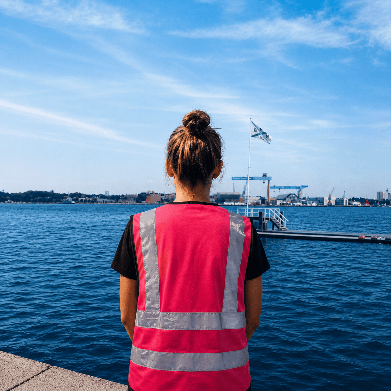 Mitglied des Awareness-Teams im pinken Westen an der Kiellinie